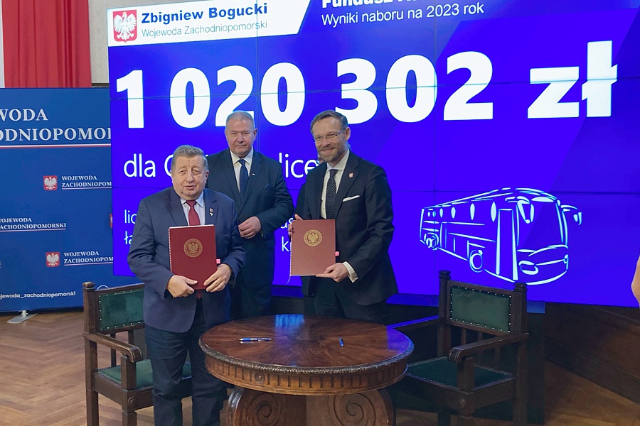 Po podpisaniu umowy na dofinansowanie. Na zdjęciu burmistrz Polic Władysław Diaku, poseł Leszek Dobrzyński i wojewoda Zbigniew Bogucki.