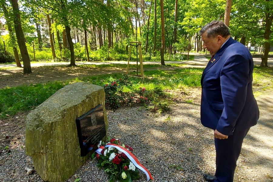 Na zdjęciu burmistrz Polic Władysław Diakun przed obeliskiem Marszałka Józefa Piłsudskiego
