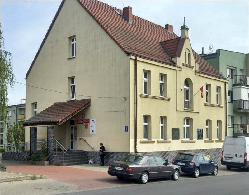 zdjęcie urzędu stanu cywilnego w Policach. Znajdujące się przy ulicy Bolesława Chrobrego 8. Zdjęcie z zewnątrz. Widok na wejście główne.