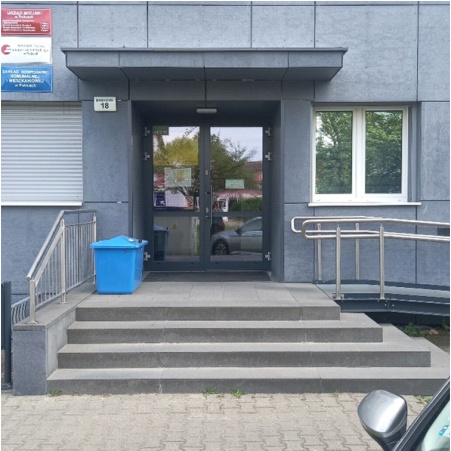 Zdjęcie wejścia głównego do budynku przy ulicy Bankowej 18 gdzie znajdują się wydziały Urzędu Miejskiego.