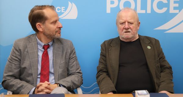burmistrz Polic Krystian Kowalewski oraz prezes Stowarzyszenia Zachodniopomorska Amatorska Łączność Kryzysowa Sławomir Balukiewicz