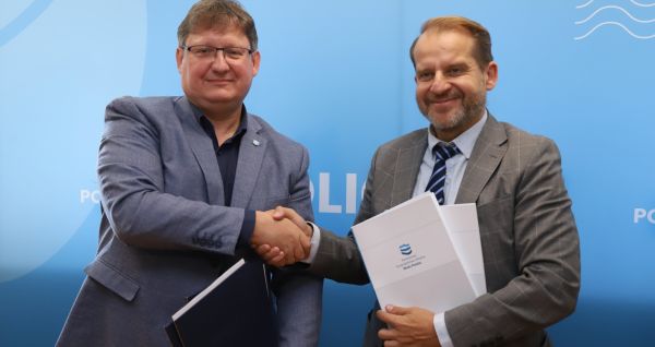Dyrektor Zarządu Zlewni w Szczecinie PGW Wody Polskie Łukasz Kolanda oraz Burmistrz Polic Krystian Kowalewski