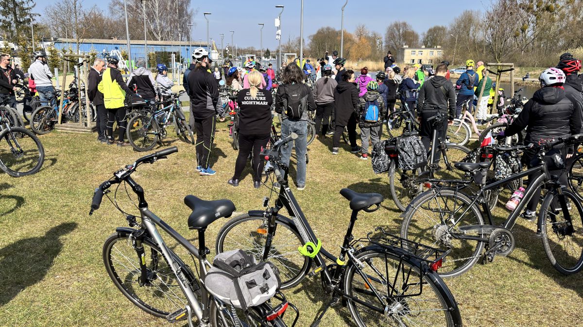 Rowerowe Powitanie Wiosny - uczestnicy odpoczywali na terenie Łarpi