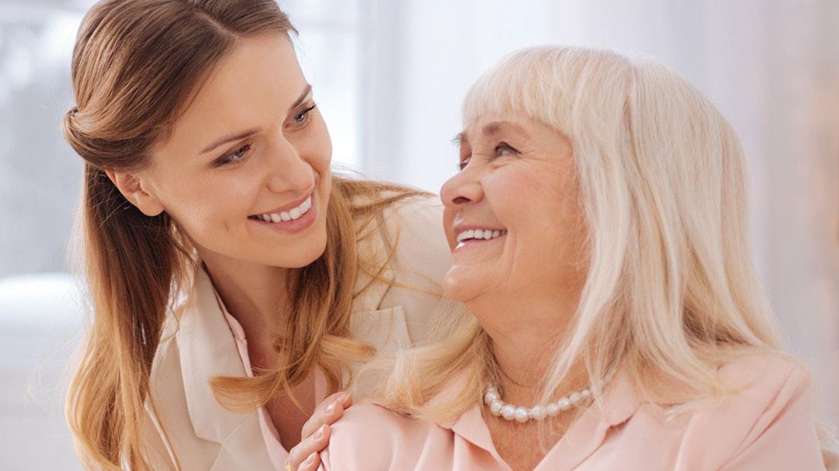 Dwie kobiety starsza i młodsza patrzą na siebie