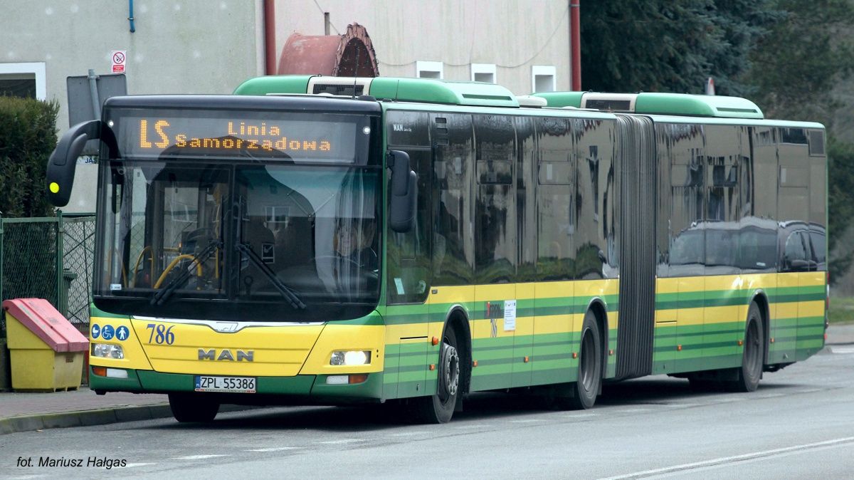 Autobus Linii Samorządowej na przystanku