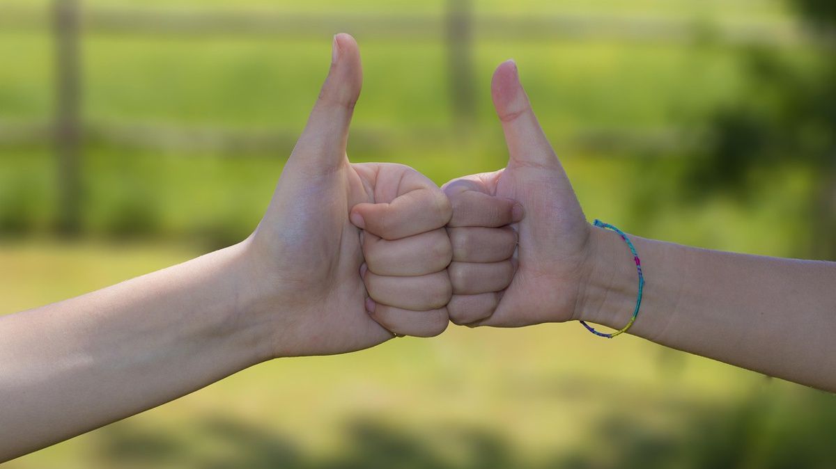 Dwie dłonie z kciukiem skierowanym do góry - OK