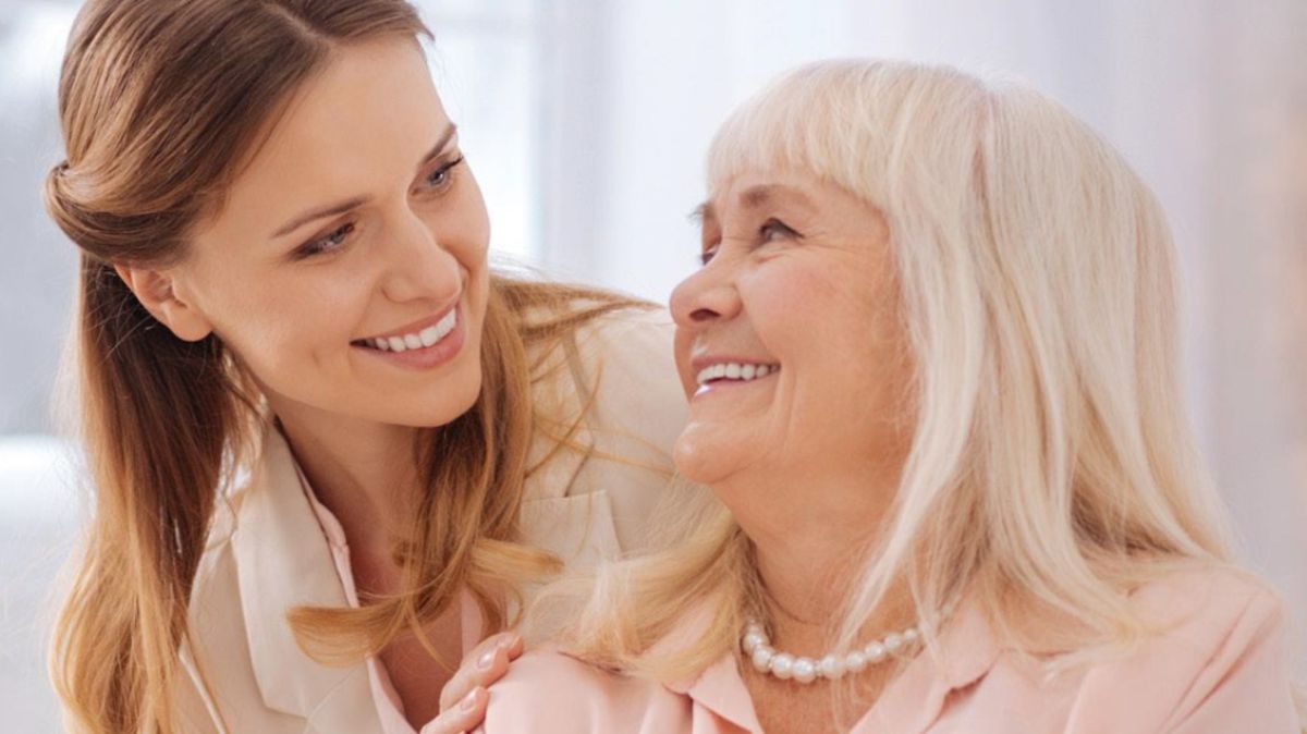 Zdjęcie ilustracyjne - dwie kobiety starsza i młodsza patrzą na siebie