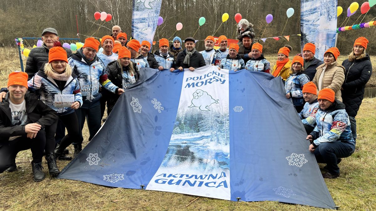 Pamiątkowe zdjęcie z okazji 20-lecia polickich morsów