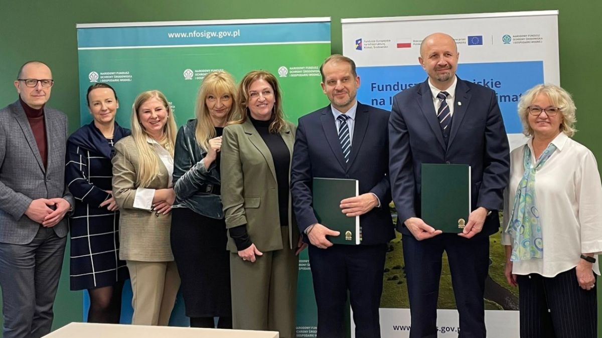 Grupa osób po podpisaniu umowy