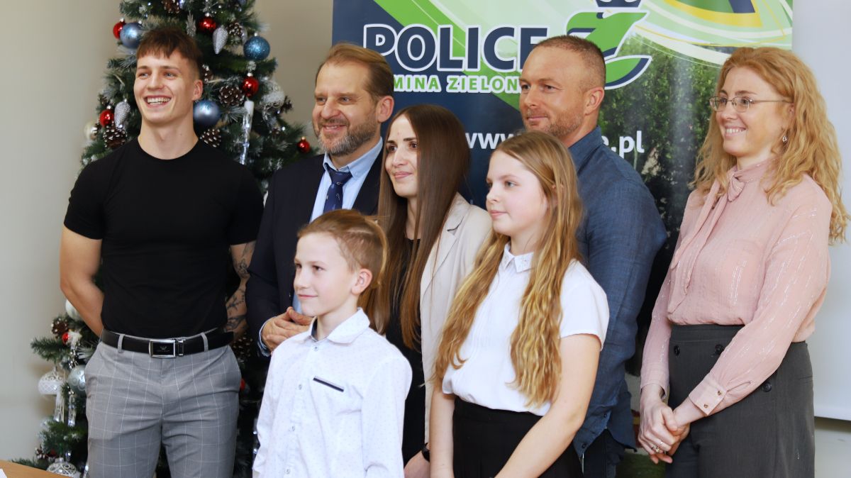 Grupka siedmiu osób pozuje do zdjęcia - nagrodzeni wraz z burmistrzem Krystianem Kowalewski i wiceburmistrz Magdaleną Sosnowską