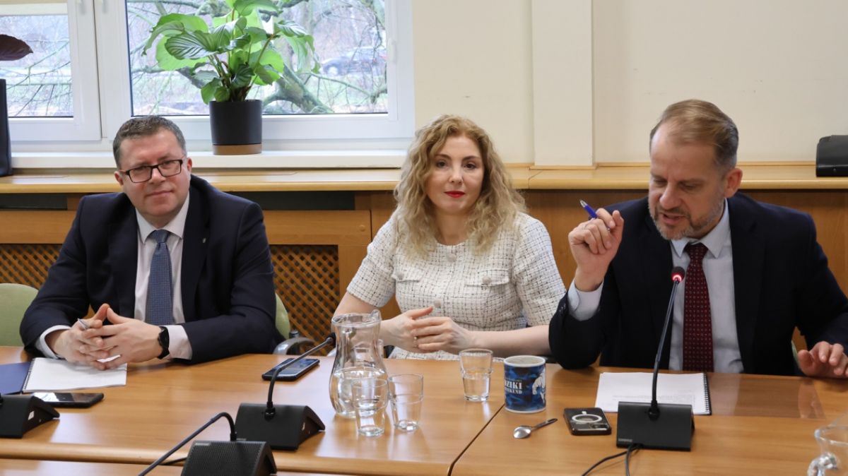 Przy stole siedzą od lewej: wiceburmistrz Grzegorz Ufniarz, wiceburmistrz Magdalena Sosnowska i burmistrz Krystian Kowalewski