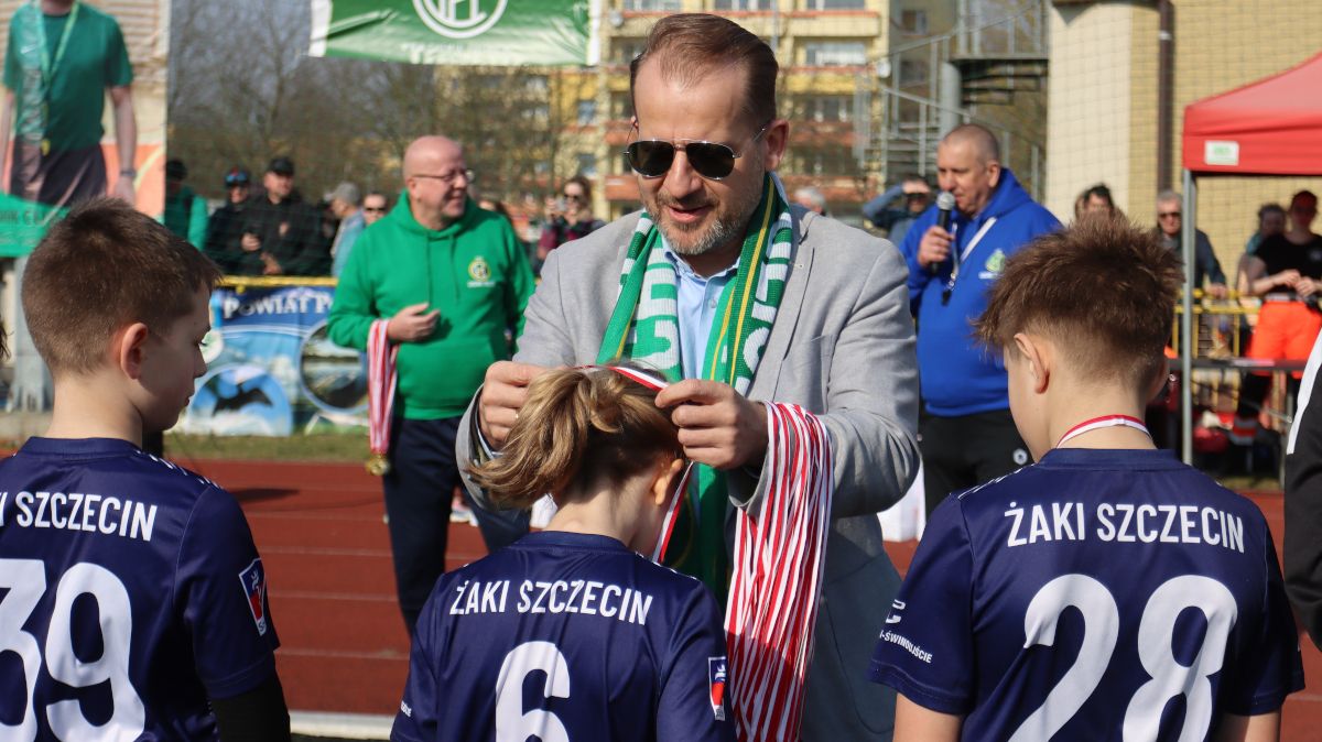 Burmistrz wręcza medale uczestnikom turnieju