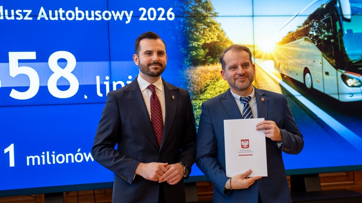 Na zdjęciu stoją: wicewojewoda i burmistrz Polic