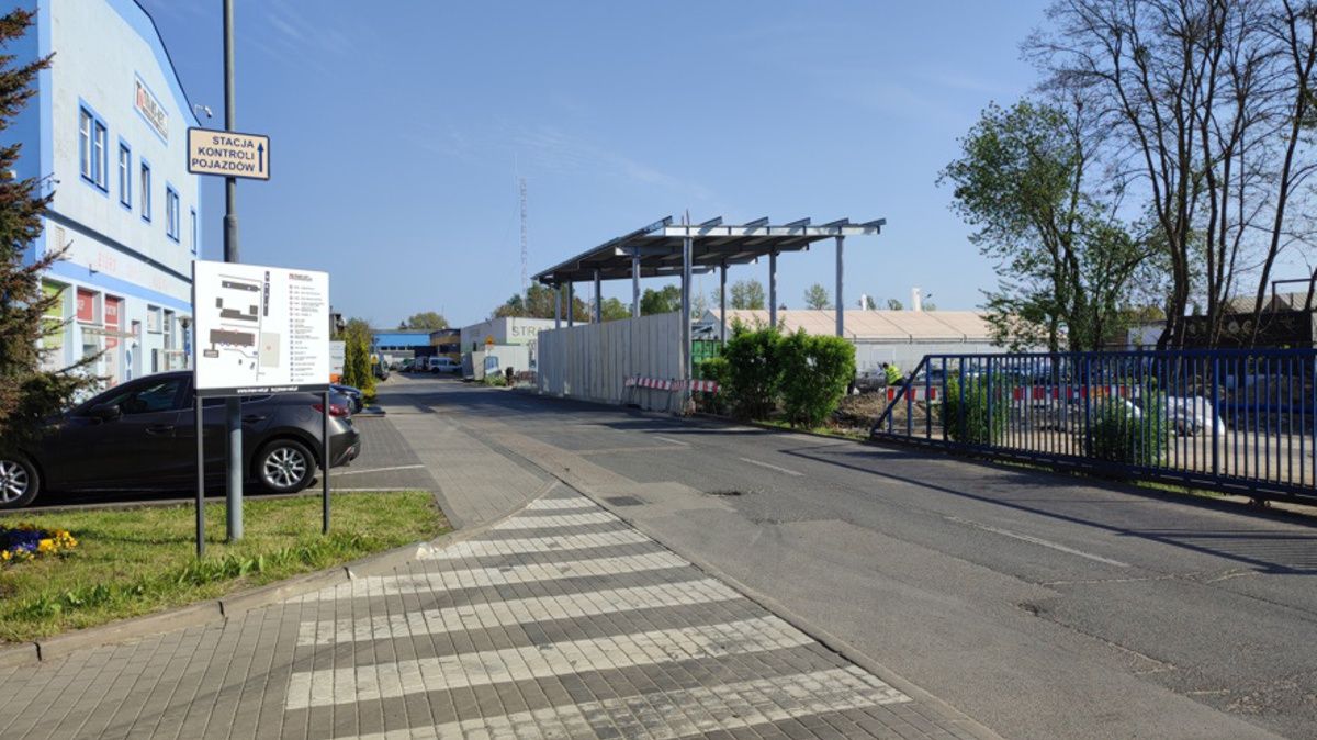 Widok ulicy a w tle Punkt Selektywnej Zbiórki Odpadów Komunalnych na terenie firmy TRANS-NET