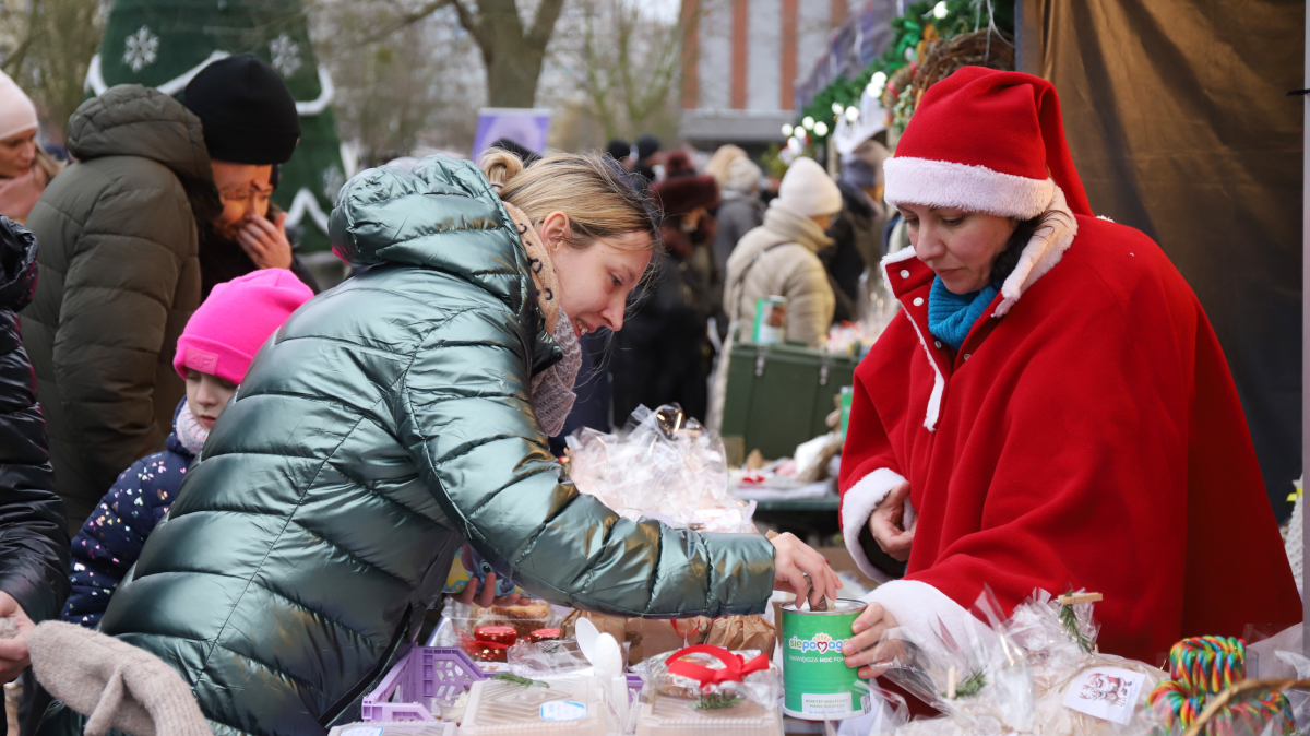 Widok na stoisko gminy Police, na pierwszym planie dwie kobiety