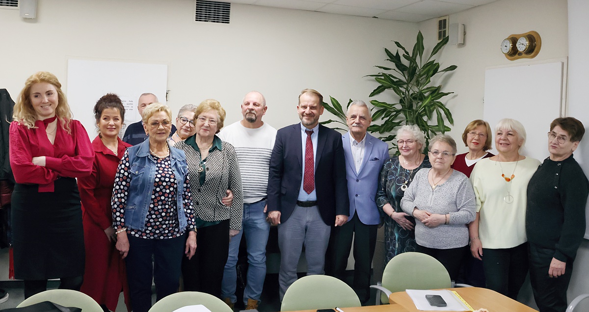 Zdjęcie zbiorowe Rady Seniorów z burmistrzem Krystianem Kowalewskim, wiceburmistrzem Magdaleną Sosnowską, wiceprzewodniczącą Rady Miejskiej Jadwigą Molendą