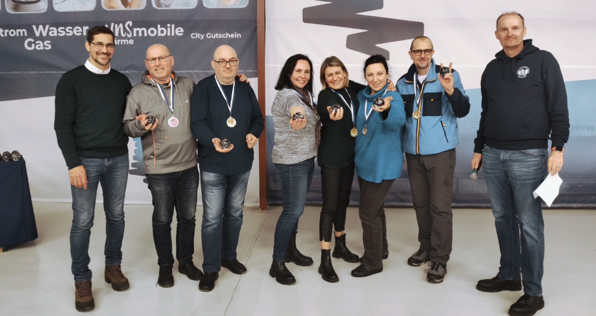 Na zdjęciu: Danny Rodewald - burmistrz Pasewalku (z lewej), drużyna z Polic i Rüdiger Behrendt - dyrektor zakładów komunalnych (z prawej).