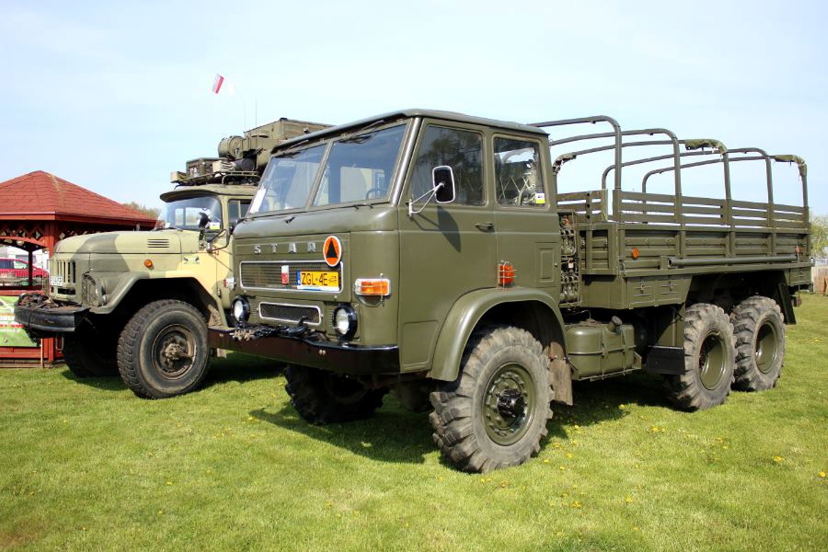 Dwa samochody wojskowe