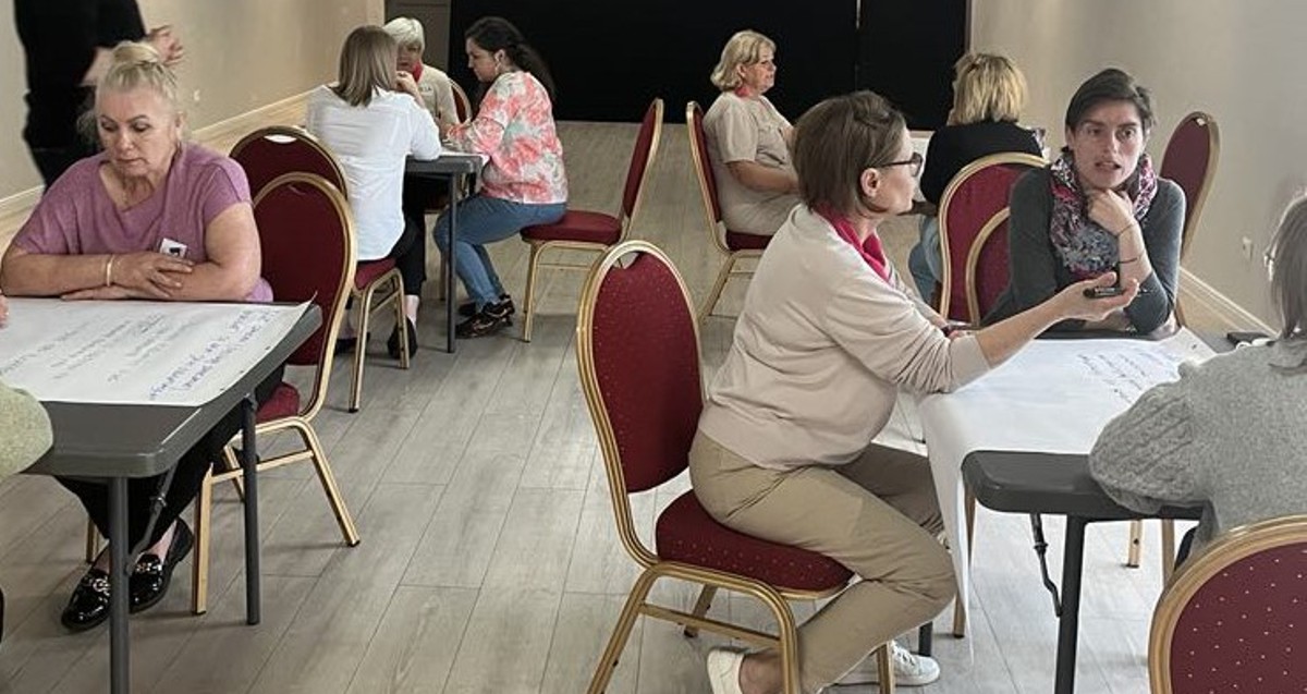 Osoby siedzące przy stołach