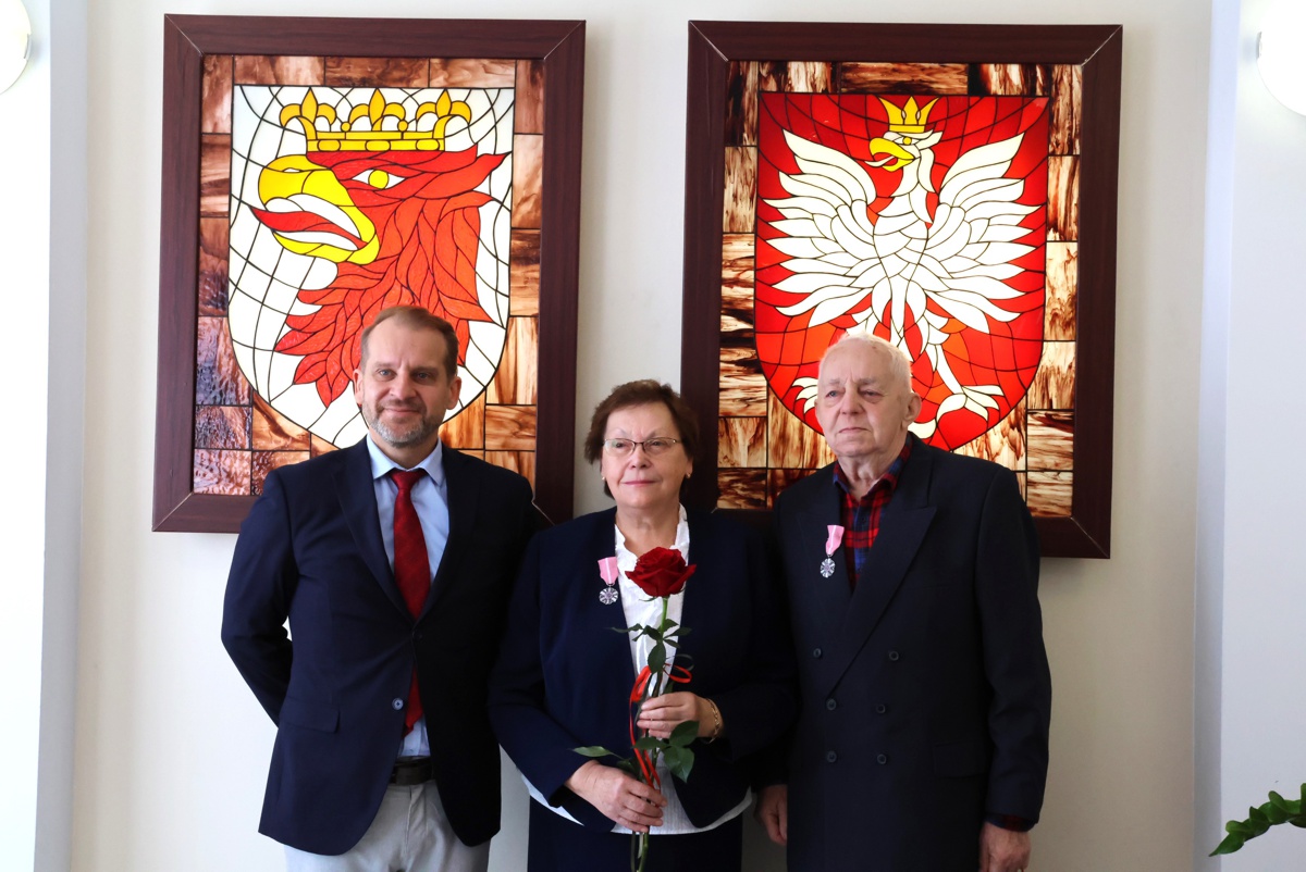 Na zdjęciu od lewej: Krystian Kowalewski - burmistrz Polic, Stanisława i Benedykt Gawińscy