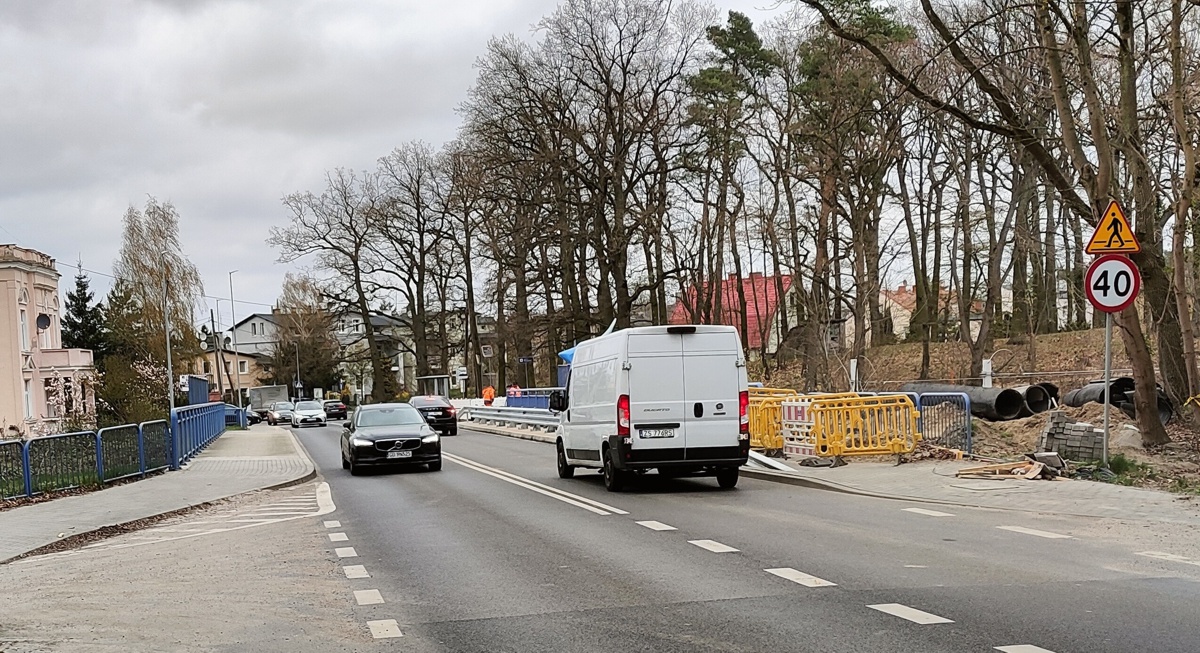 Widok na samochody przejeżdżające przez wiadukt w Mścięcinie