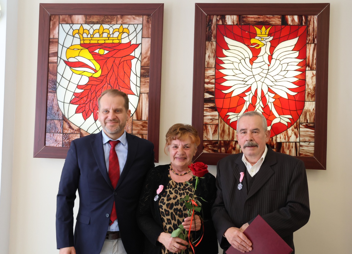 Na zdjęciu od lewej: Krystian Kowalewski - burmistrz Polic, Danuta i Zenon Pytlowie