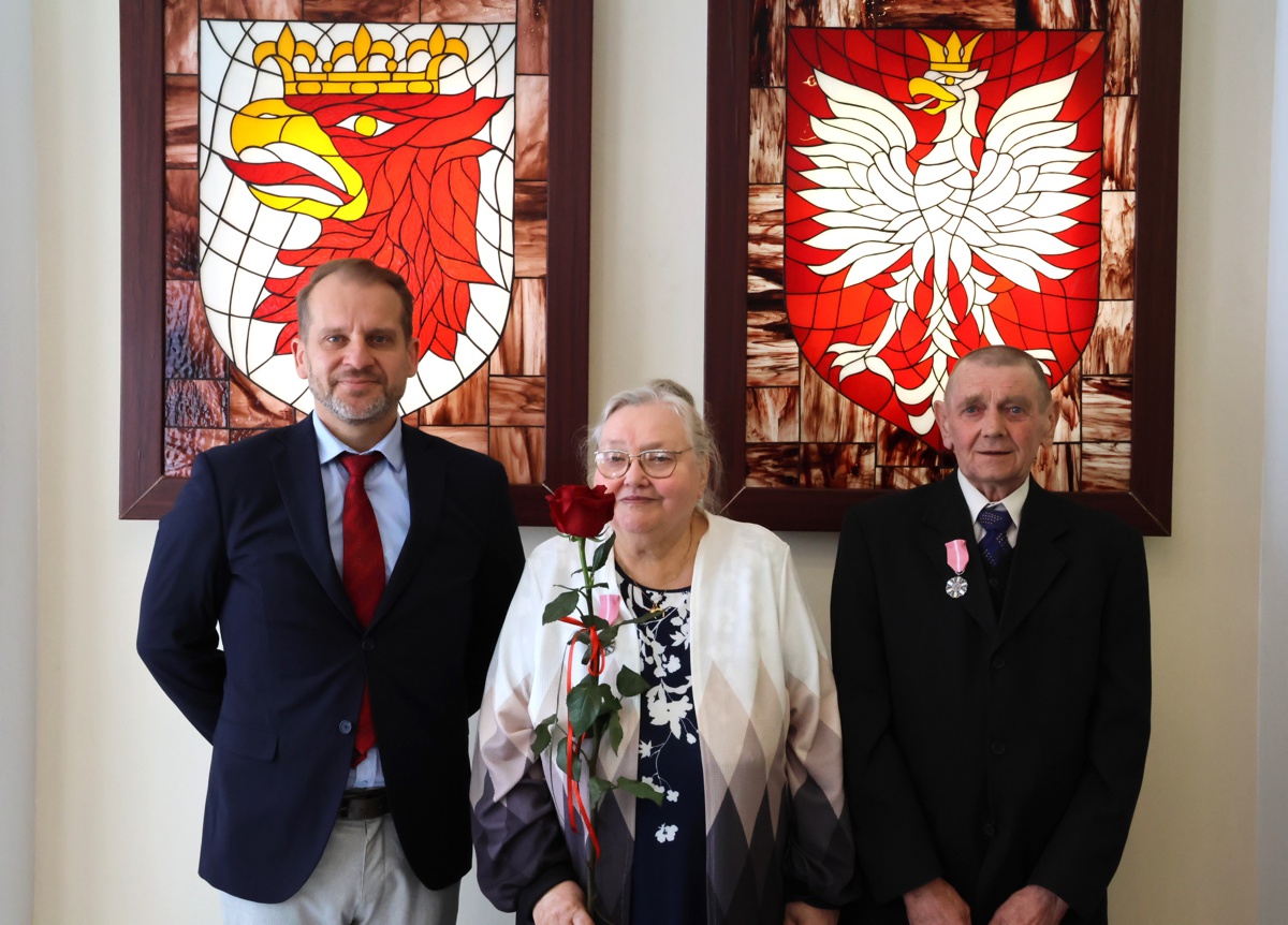 Na zdjęciu od lewej: Krystian Kowalewski - burmistrz Polic, Anna i Andrzej Górscy