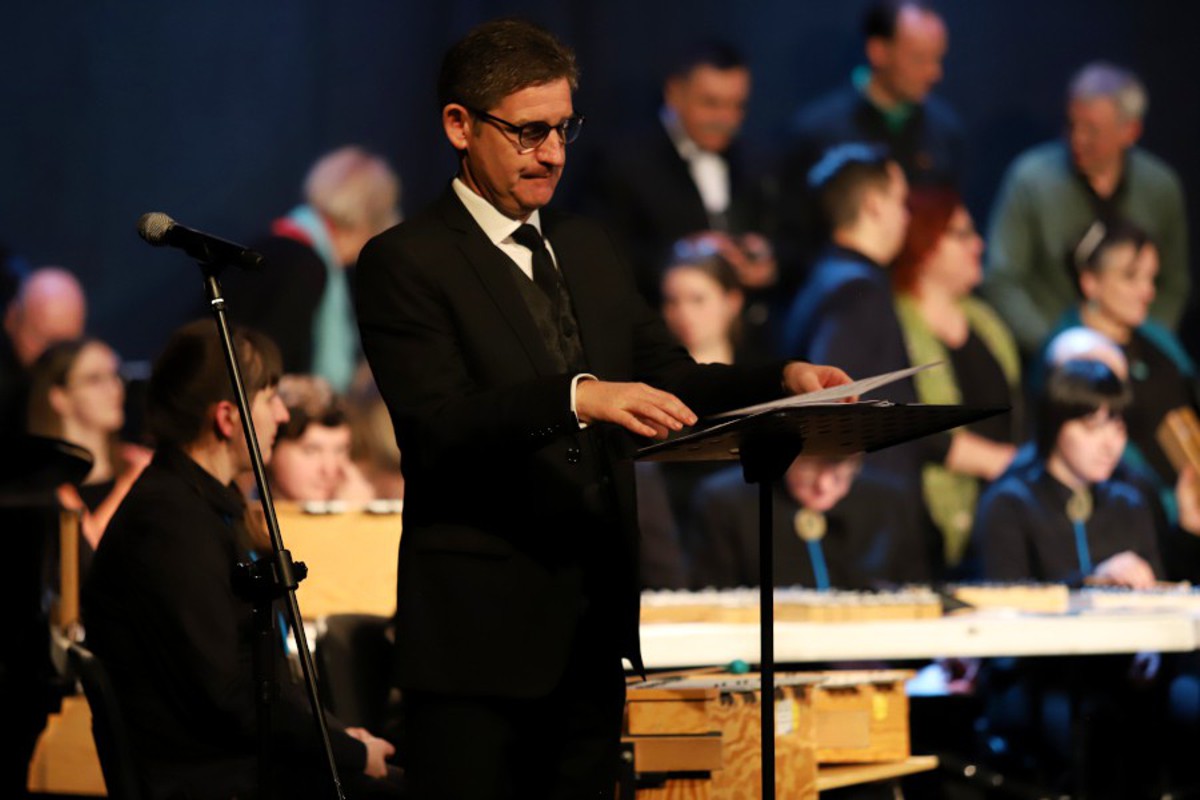 Paul Phoenix na tle chóru