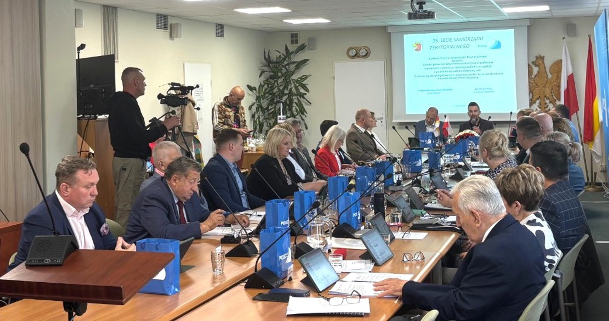 Obrady Sesji Rady Miejskiej w Policach - widok na radnych siedzących przy stole