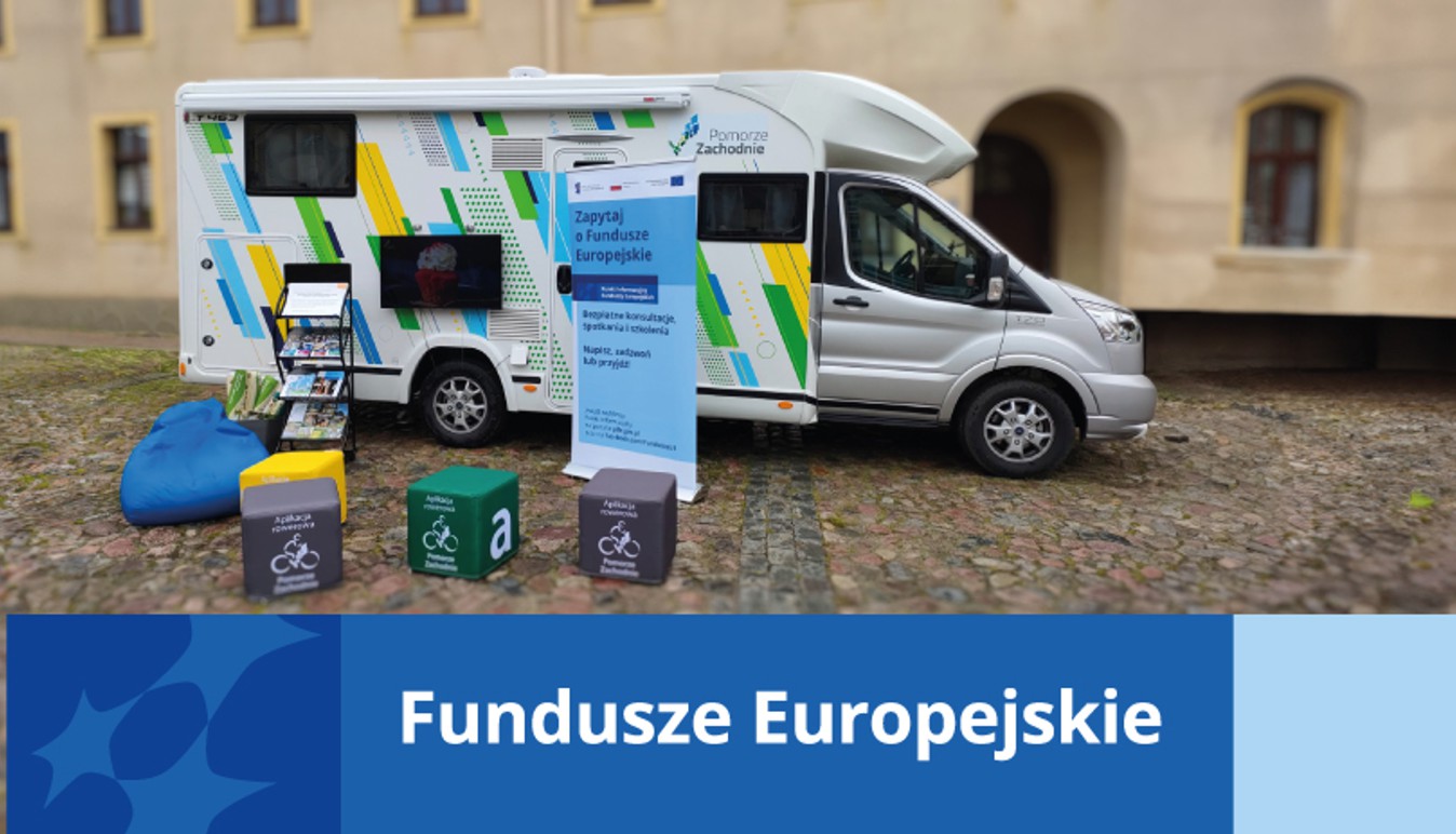 Samochód Mobilnego Punktu Informacyjnego Funduszy Europejskich i napis na dole Fundusze Europejskie