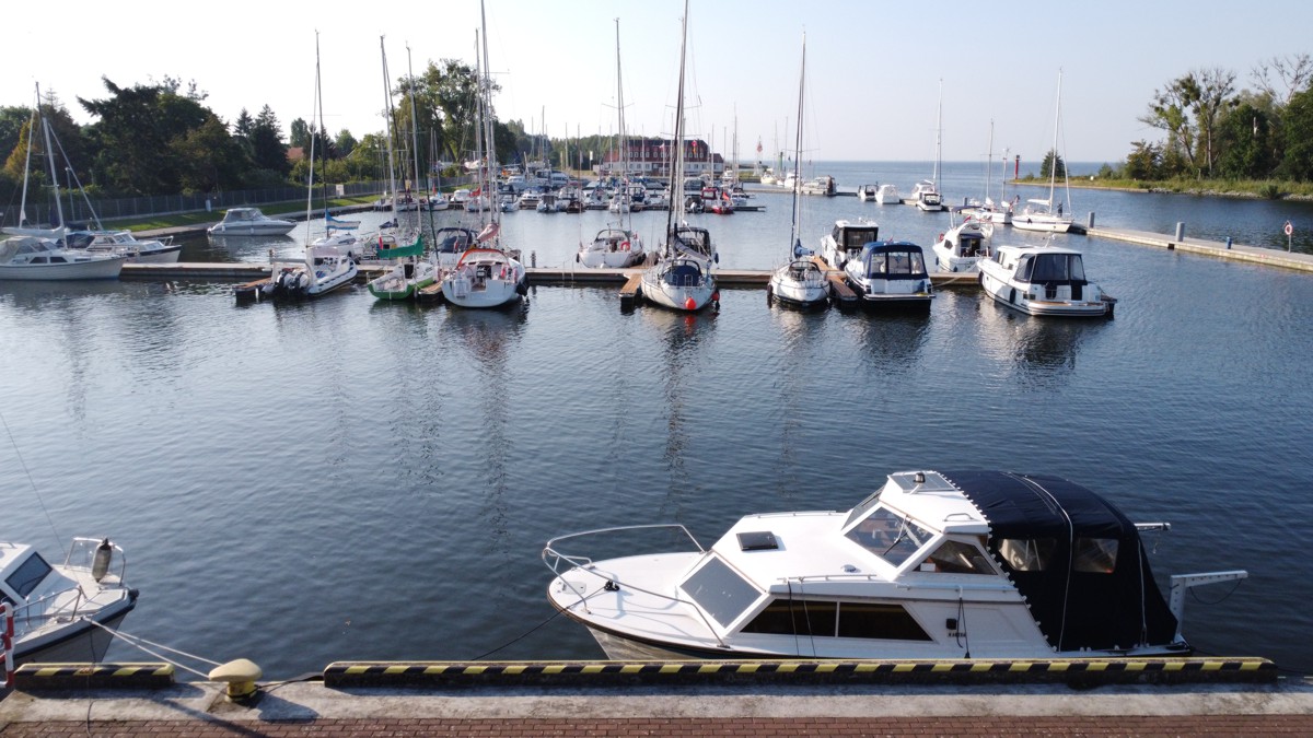 Widok na Marinę Trzebież - przy nabrzeżach zacumowane jachty