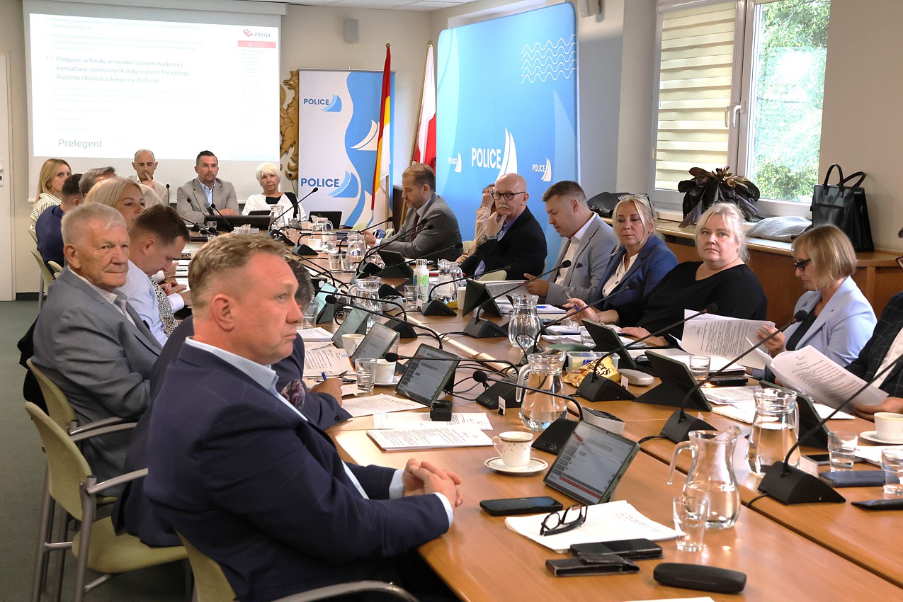 Radni siedzą przy stole podczas obrad Rady Miejskiej