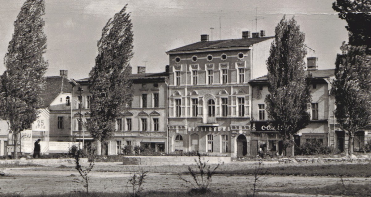 Zdjęcie zabudowy wschodniej części rynku na Starych Policach z 1960 roku