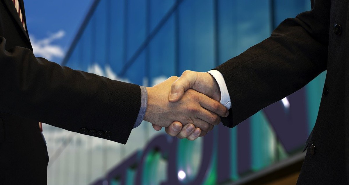 ręce splecione w uścisku dwóch mężczyzn