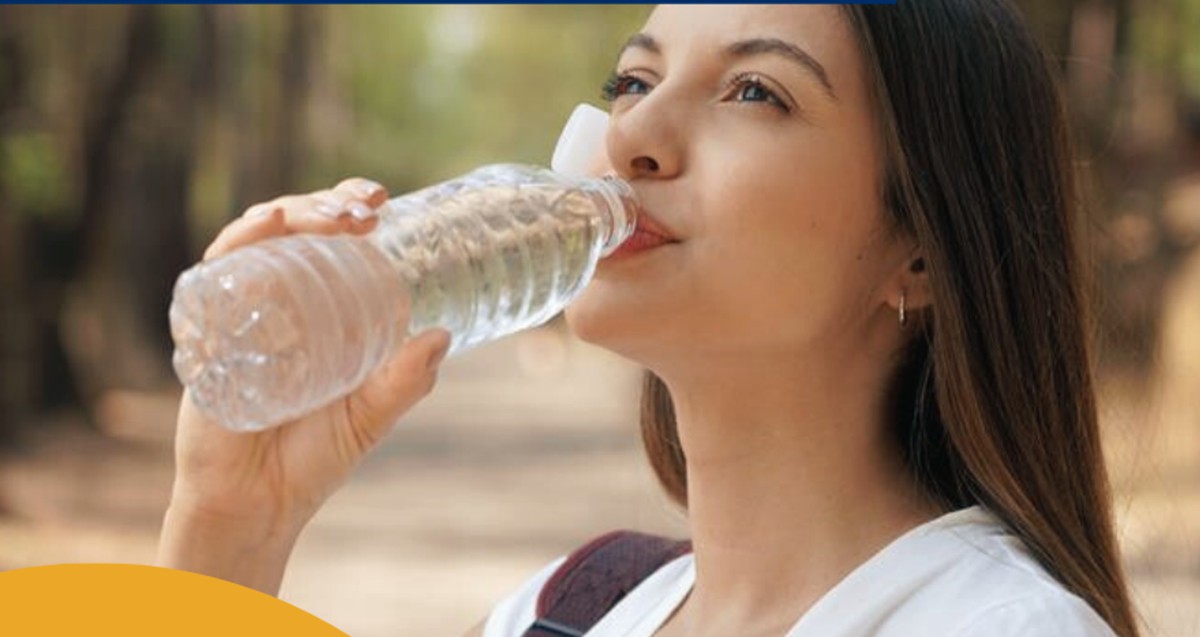 Kobieta pije wodę z plastikowej butelki