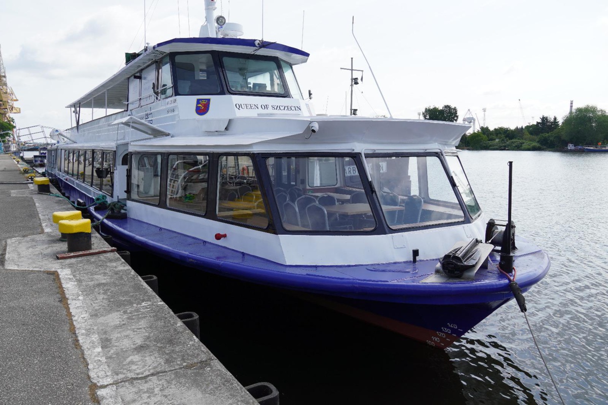 Statek pasażerski zacumowany przy nabrzeżu.