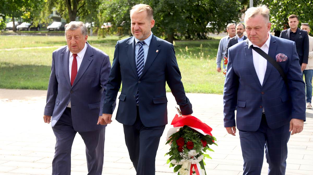Kwiaty złożyli burmistrz Polic Krystian Kowalewski oraz radni Rady Miejskiej w Policach Andrzej Rogowski i Władysław Diakun