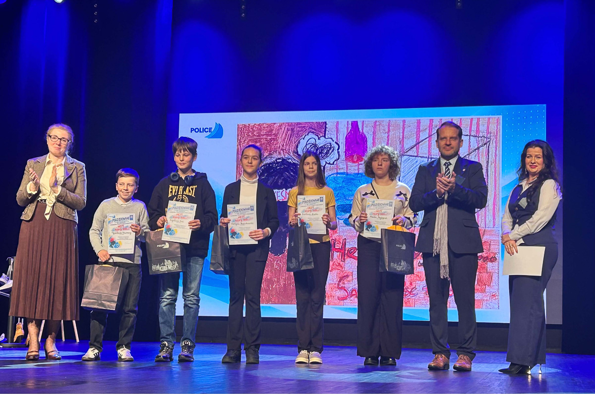 Osiem osób stoi na scenie w tym pięcioro laureatów konkursu