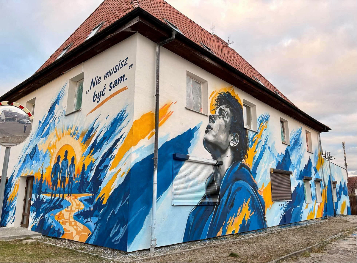 Budynek, na dwóch ścianach mural