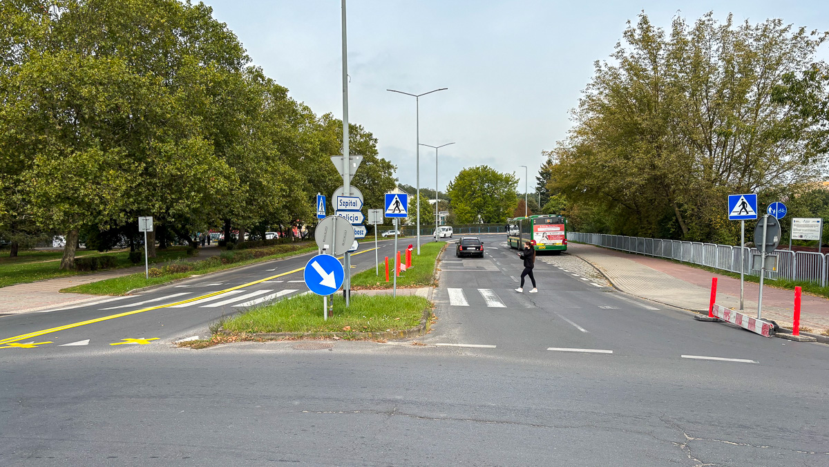 Widok na ul. Siedlecką od strony Ronda Pionierów w tle samochód i autobus, na pasach pieszy