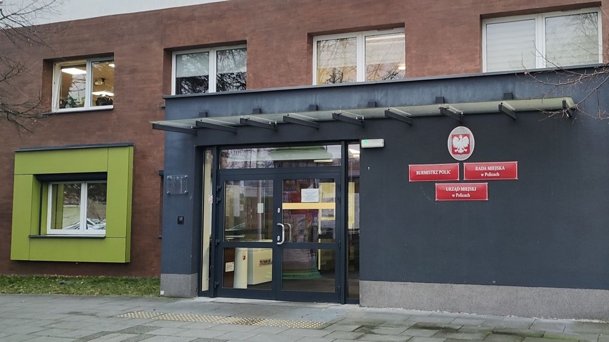 Główne wejście do Urzędu Miejskiego w Policach