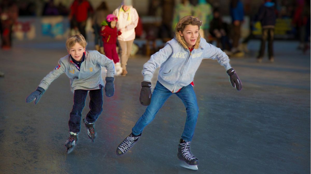 dwóch chłopców jedzie na łyżwach