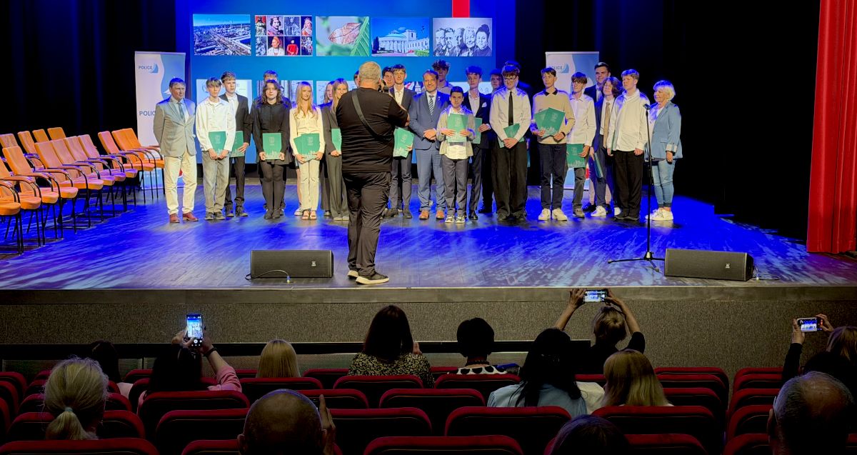 Laureaci konkursów przedmiotowych na scenie z władzami samorządowymi