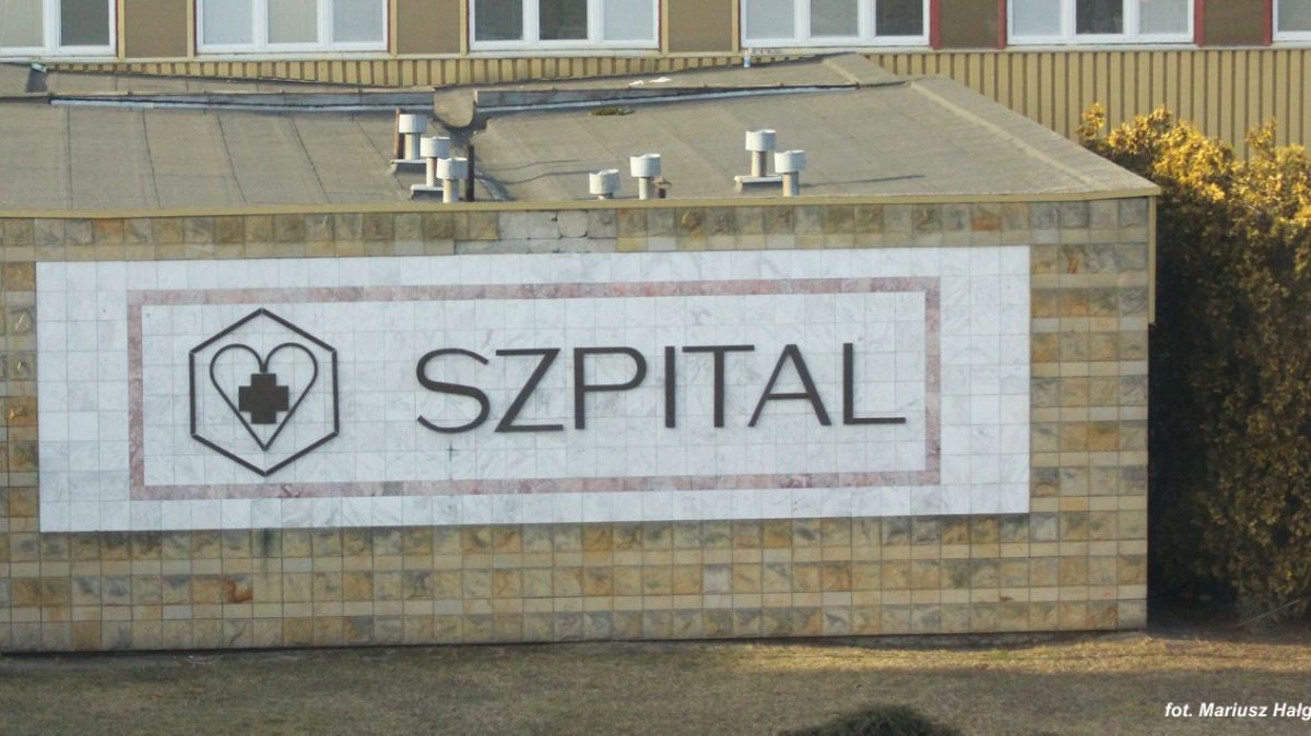 Część szpitala w Policach, na ścianie logo i napis szpital