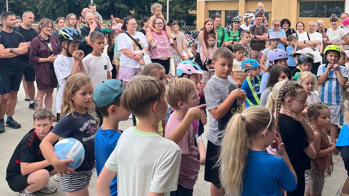 Tłum dzieci i dorosłych