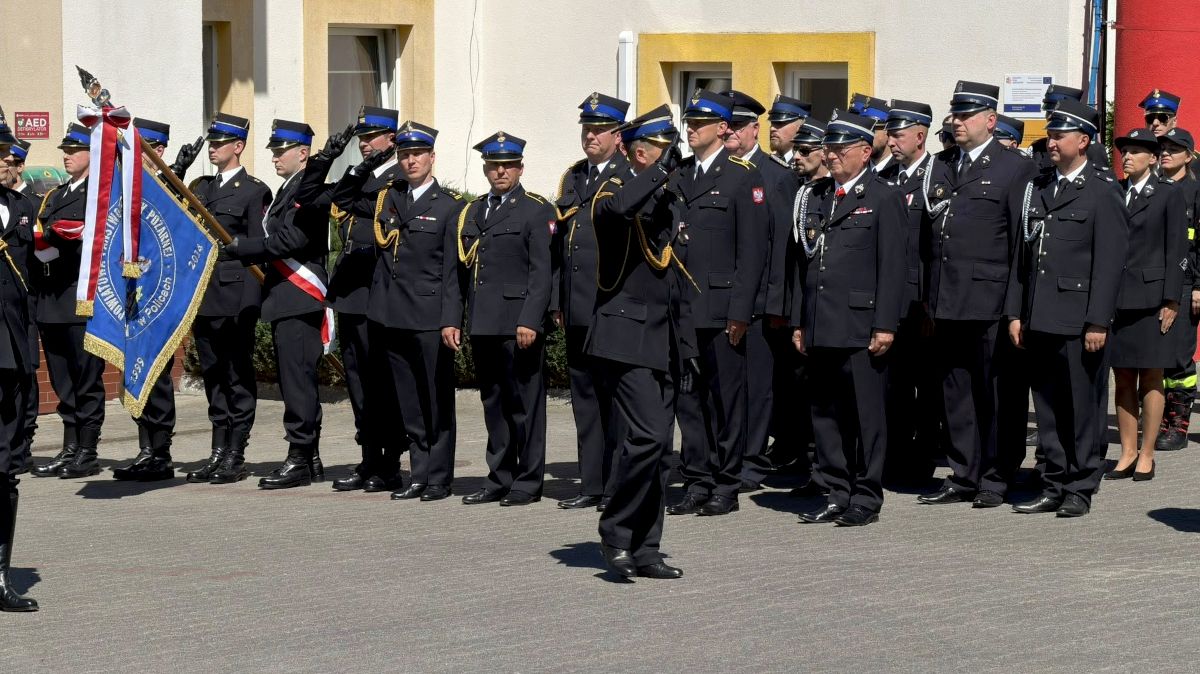 Uroczystość na placu przed Komendą Powiatową Państwowej Straży Pożarnej w Policach