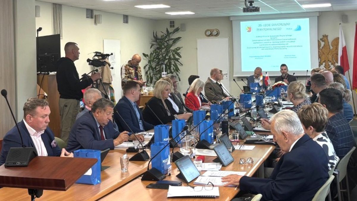 Obrady Sesji Rady Miejskiej w Policach - widok na radnych siedzących przy stole