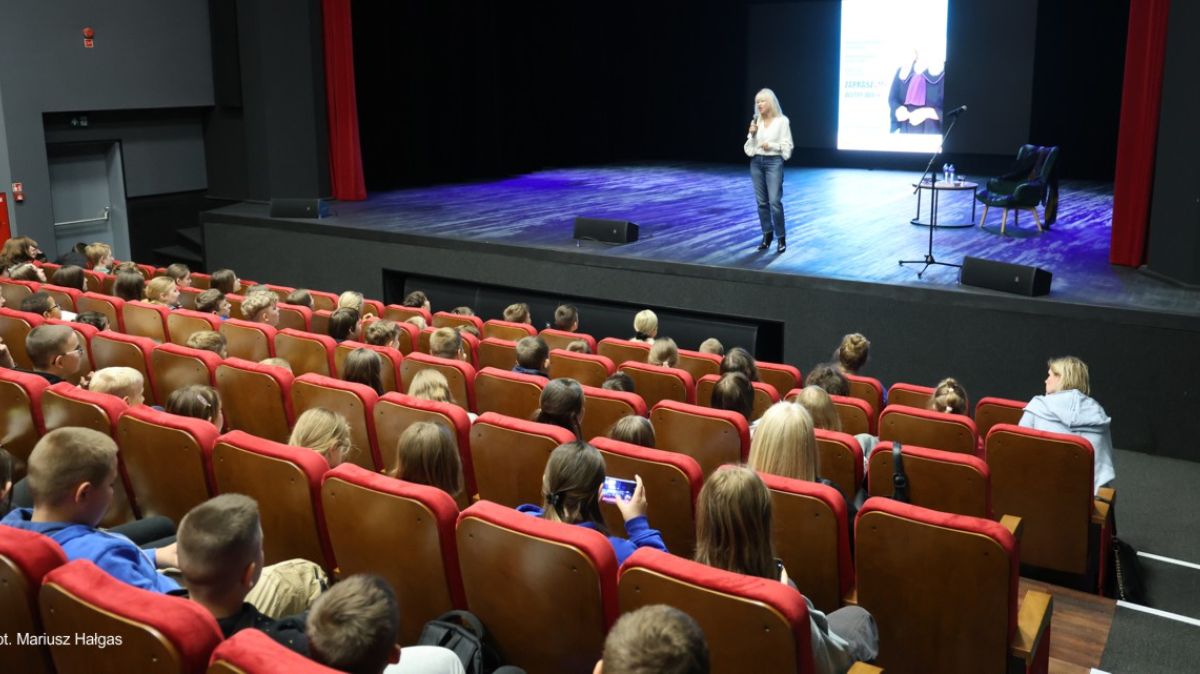 Sala widowiskowa - a na scenie prowadząca spotkanie