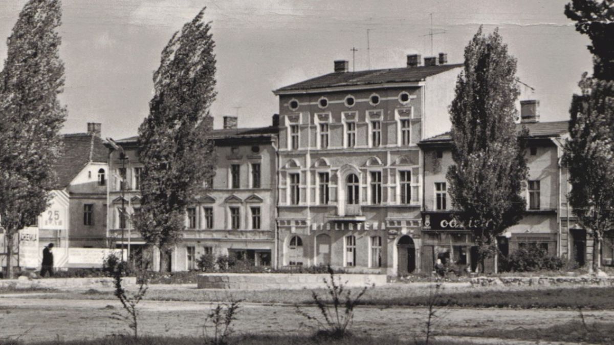 Zdjęcie zabudowy wschodniej części rynku na Starych Policach z 1960 roku