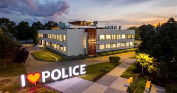 Miejski Ośrodek Kultury a przed nim napis ILOVEPOLICE